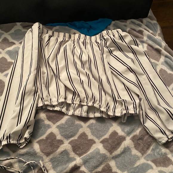 Tops and hoodies barley worn - Picture 15 of 16